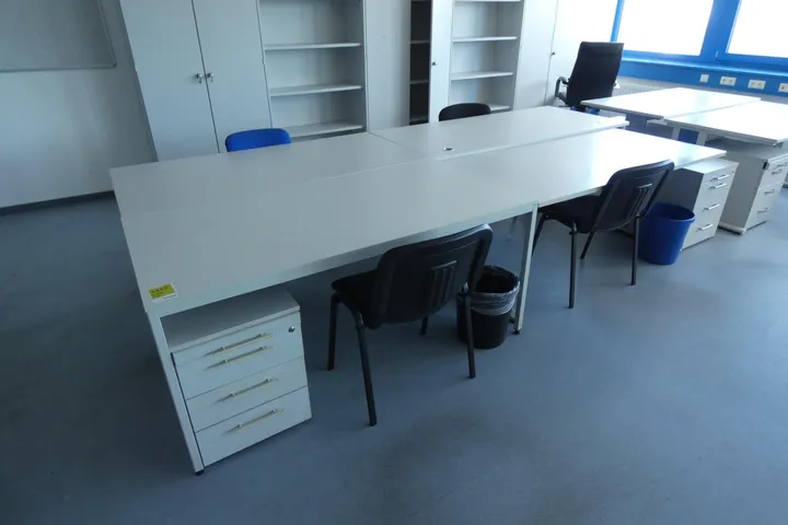 4x Tisch mit 2x Schreibtischcontainer